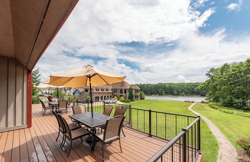 Waterfront Greens House | Luxury Lake Escape w/Indoor Pool & Hot Tubs