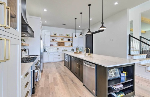 Granbury House | Luxury Lake Granbury Cliffside Home w/Deck!