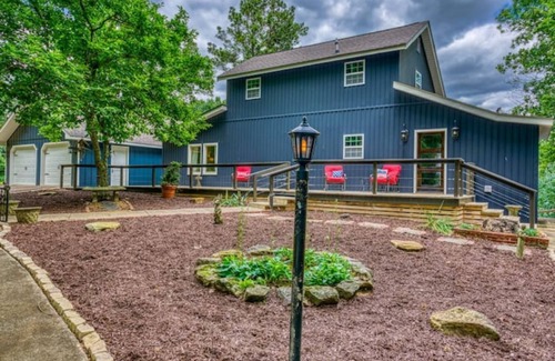 Muscle Shoals House | Luxury Lake Stay near RTJ Golf Course