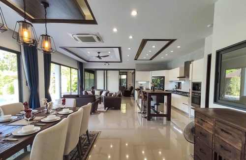 Chiang Mai Villa | Luxury Lakefront Villa near the City in Green Community