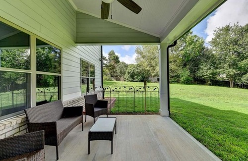 Buford House | luxury lake view. 6 sleep 3 bedroom 2kings 1Queen bed