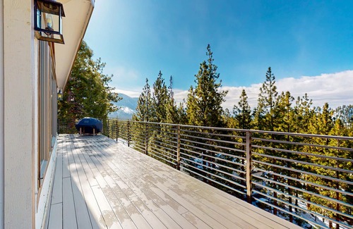 Round Hill Village House | Luxury lake-view home with spacious deck, sauna, golf room, & wet bar