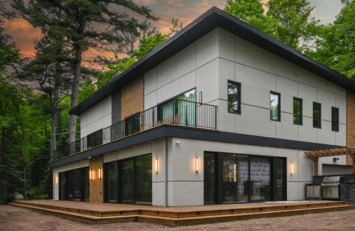 Eagle River House | Luxury Lakefront 4 BDR, 10 Beds, 4 Bath