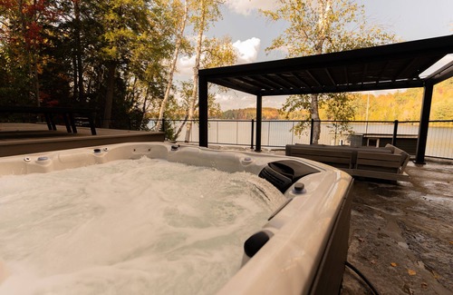 Faraday Villa | Luxury Lakefront 4200sqft Oasis ★ HotTub, BBQ