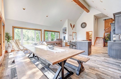 Trent Lakes Cottage | Luxury Lakefront Cottage Retreat | Hot Tub Sauna Sleeps 18