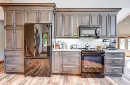 Trent Lakes Cottage | Luxury Lakefront Cottage Retreat | Hot Tub Sauna Sleeps 18