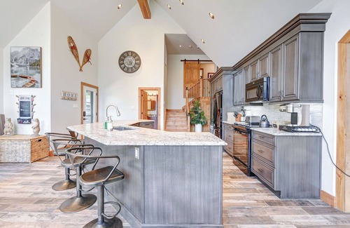 Trent Lakes Cottage | Luxury Lakefront Cottage Retreat | Hot Tub Sauna Sleeps 18