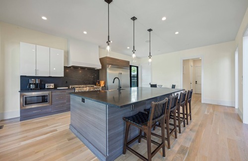 Reed Creek House | Luxury Lakefront Getaway - Space Galore
