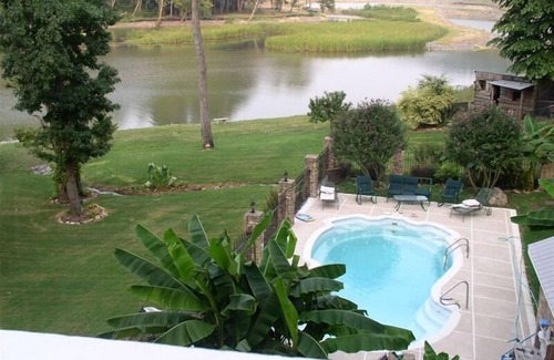 Guntersville House | LUXURY LAKEFRONT HOME W/SWIMMING POOL & BOAT RENTALS