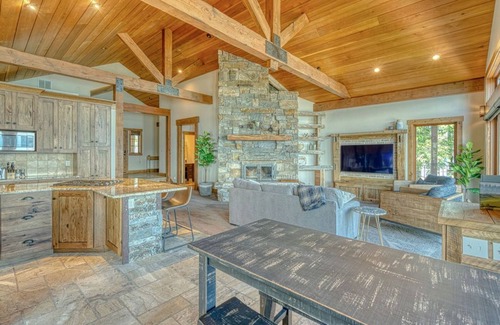 Lakeside House | Luxury Lakefront Home on quiet street in Lakeside on Flathead lake!