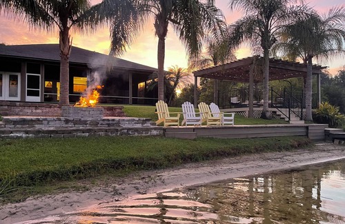 Edgewood House | Luxury Lakefront Home with lots of Amenities.
