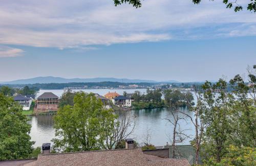 Lake Hamilton Apartment | Luxury Lakefront Hot Springs Condo with Pools!