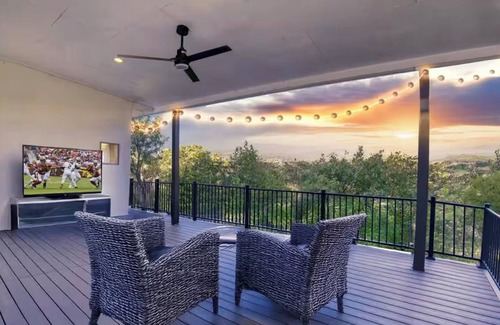 Leander Villa | Luxury Lakefront ✔️ Jacuzzi & Patio 🎬 Home Theater ❤️ Pool, Courts & Views