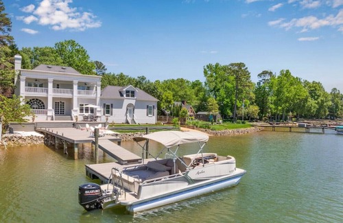 Denver Apartment | Luxury lakefront living w/dock, pub, game rm