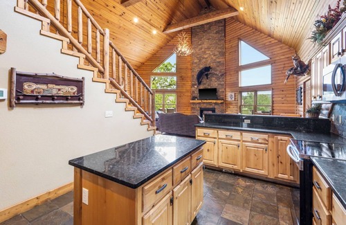 Lampe House | Luxury Lakefront Resort Chalet 4~2 Pools~FREE Amenities~Dock~MiniGolf~Waterslide