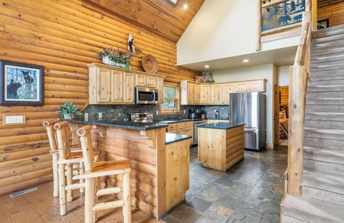 Lampe House | Luxury Lakefront Resort Chalet 8~2 Pools~FREE Amenities~Dock~Kayaks~Waterslide