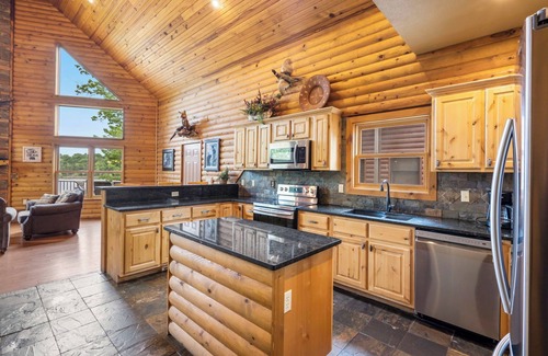 Lampe House | Luxury Lakefront Resort Chalet 8~2 Pools~FREE Amenities~Dock~Kayaks~Waterslide