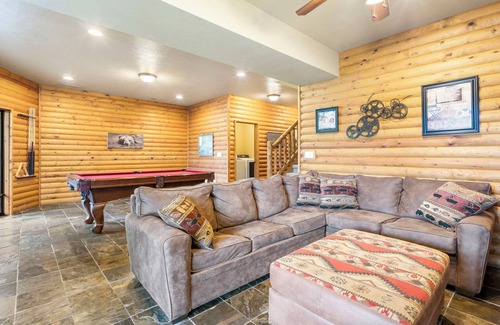 Lampe House | Luxury Lakefront Resort Chalet 8~2 Pools~FREE Amenities~Dock~Kayaks~Waterslide