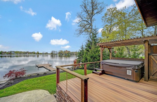 Montrose House | Luxury Lakefront Timber Frame Cabin: Hot Tub, Kayaks, Gym, Fishing, Sleeps 14+