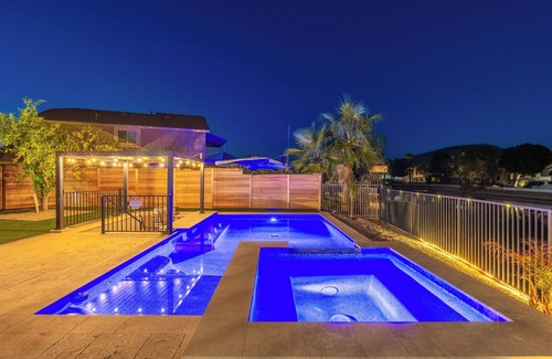 Mohawk HOA House | Luxury Lakehouse, Putting Green, Heated Pool with Sunken bar