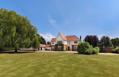 Herongate House | Luxury Lakeside Escape with pool – Near London