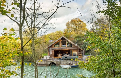 Ditchling Cabin | Luxury lakeside hideaway nestled in the beautiful Sussex Downs.