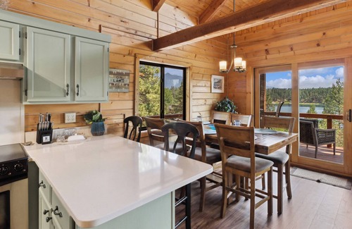 Eureka House | Luxury Lakeview 3 bedroom/ 2 bathroom Cabin Near Golf that sleeps 7!