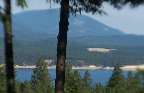 Rexford Cabin | Luxury Lakeview Cabin, Lake Koocanusa Dock & Beach-2 Minutes