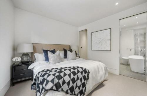 City of Westminster Apartment | Luxury Large Park Lane Views 1250sqft