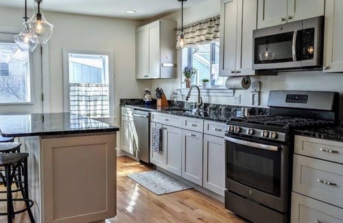 Eastport House | Luxury living, quick walk to town. King bed.