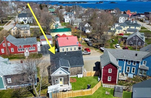 Eastport House | Luxury living, quick walk to town. King bed.