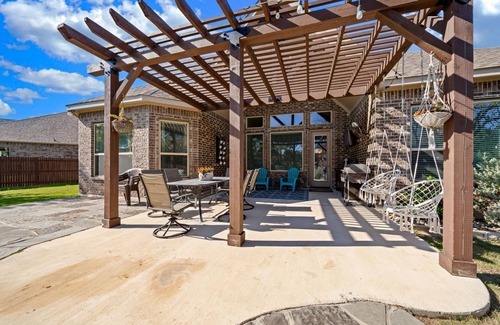 Boerne House | Luxury, location and amenities! Nice home, located near Boerne & Six Flags!