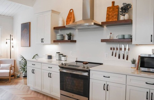 East Haven  Rutland County Ski Chalet | Luxury & Location-Secret Door to A Large Speakeasy
