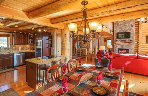 Twin Creek Village Cabin | Luxury Lodge, 3 Bdrm Suites, Mtn Views of Nat’l Forest