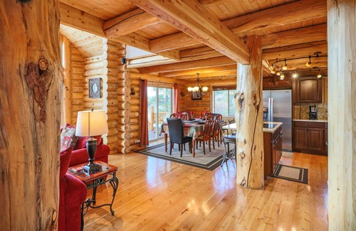 Twin Creek Village Cabin | Luxury Lodge, 3 Bdrm Suites, Mtn Views of Nat’l Forest