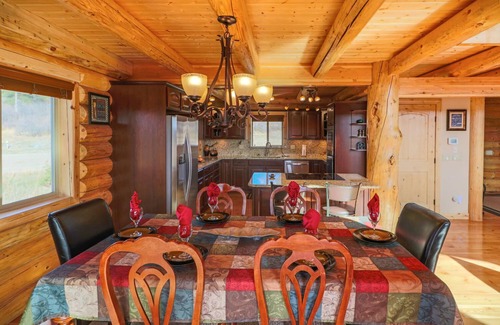 Twin Creek Village Cabin | Luxury Lodge, 3 Bdrm Suites, Mtn Views of Nat’l Forest