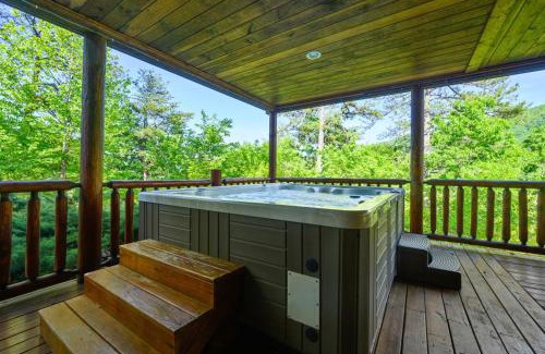 Gatlinburg - Pigeon Forge House | Luxury Lodge and Resort- Hot Tub, Fire Pit, Game Room, Pets