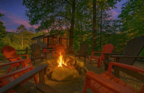Gatlinburg - Pigeon Forge House | Luxury Lodge and Resort- Hot Tub, Fire Pit, Game Room, Pets