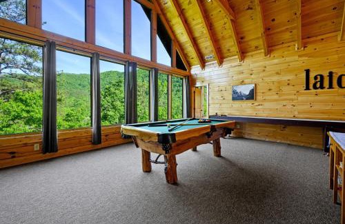 Gatlinburg - Pigeon Forge House | Luxury Lodge and Resort- Hot Tub, Fire Pit, Game Room, Pets
