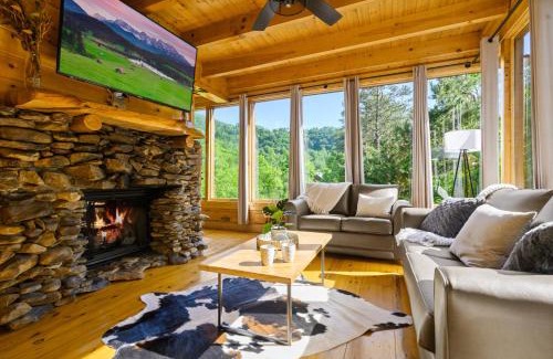 Gatlinburg - Pigeon Forge House | Luxury Lodge and Resort- Hot Tub, Fire Pit, Game Room, Pets