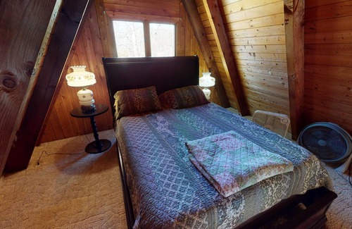 Nelsonville Cabin | Luxury Lodge in Hocking Hills w/Swimming Pool, Hot Tub and Lake - Wedding Venue