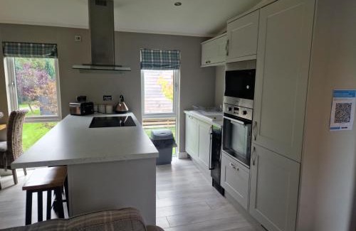 Llanfair Caereinion House | Luxury Lodge - Sleeps 4 hot tub & parking