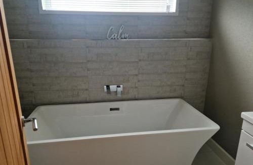 Llanfair Caereinion House | Luxury Lodge - Sleeps 4 hot tub & parking