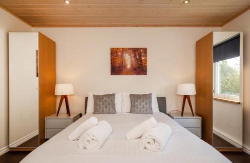 Hopton House | Luxury Lodge w/Hot Tub on 400-Acre Estate