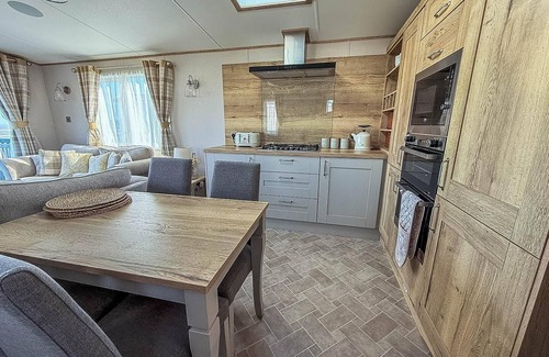 Hopton on Sea Cabin | Luxury lodge with stunning full sea views at Hopton ref 80010W