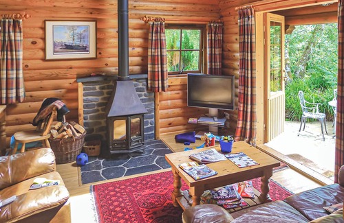 Craobh Haven Ski Chalet | Luxury lodge with king-size four poster and child size single.