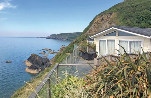 Tan-y-groes Ski Chalet | Luxury lodge with one spacious double with en suite shower and one twin.