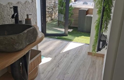 Cognat-Lyonne Cottage | Luxury Loft with Heated Pool, Spa, and Garden near Vichy