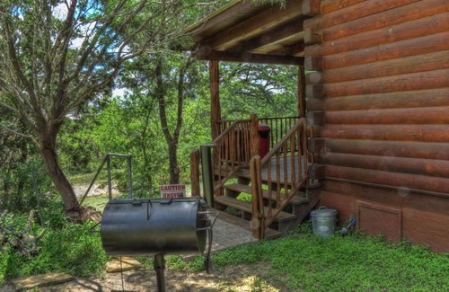 Rio Frio Cabin | LUXURY LOG CABIN #1 ON THE FRIO RIVER