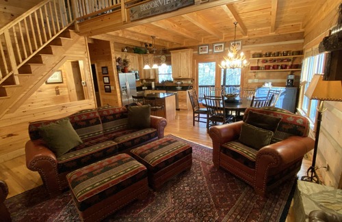 Blowing Rock Cabin | ☆Luxury Log Cabin☆3K/1Q/4 Full-bunks☆Fireplace☆Firepit☆4TVs☆Jacuzzi☆Foosball☆